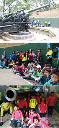 (上圖)官兵進行砲操演練。(中圖)同學們參觀砲操演練時緊張興奮的心情。(下圖)同學們在展覽館開心合影。(圖/文:謝佳熹)