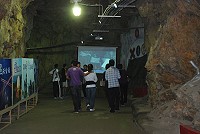 　南北坑道開放一般遊客參觀，吸引眾多鄉親及台灣遊客入內欣賞坑道風光。（圖／文：楊凱棻）