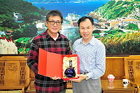 　英雄人物梁修身導演受邀抵馬參訪，特別先與縣長劉增應會面；劉增應看見少年時期的偶像直呼好感動，更致贈馬祖好酒，希望他一起協力推銷。（圖／文：曹重偉）