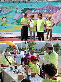 　經濟部中央地質調查所4至6日於花蓮舉辦2016地質嘉年華「奔向利吉惡地．分享地質感動」，東莒社區發展協會理事長謝春寶及北竿鄉塘岐社區發展協會專業經理人李芳伶代表領取感謝狀，現場並擺設宣傳攤位，推廣馬祖慢活小島深度旅遊。（圖：謝春寶提供）