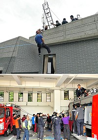 消防局義勇消防人員救災技能人才培育訓練圓滿落幕,壓軸好戲在介壽分隊舉辦高樓火警搶救橫渡架設與應用,每位學員都要親身體驗,藉此增加實務經驗,真正發生高樓火災時才能派上用場。(圖/文:曹重偉)