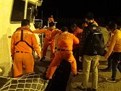 北竿長者誤食松香水,馬祖海巡冒著大風大浪緊急救援。(圖:馬祖海巡隊)