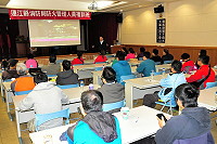 　因應「防火管理制度」推動，連江縣消防局9日特別針對旅館民宿業者舉辦今年度基本救護與防火管理人複訓，吸引縣內業者40人到場參加，了解自身業務內容及職責。（圖／文：曹重偉）