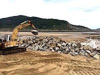 后澳後港沙灘心形石滬開始施工。(圖/文:陳鵬雄)