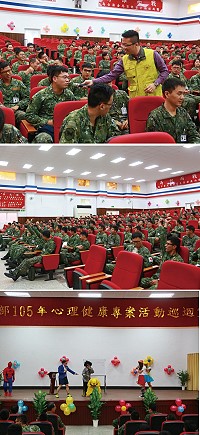 (上圖)杜少校以逗趣的演說,熱絡活動氣氛。(中圖)弟兄姊妹們踴躍參與問答活動。(下圖)互動式心理劇場,讓大家了解關懷的重要性。(圖/文:范智傑)