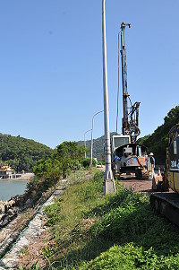　中澳口至白沙聯外道路改善動工，引進高壓灌漿工法達到地質改善目標。（圖／文：陳鵬雄）