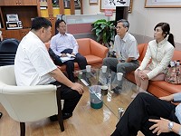 　軍備局代理局長至陳雪生國會辦公室報告相關辦理情形。（圖：立委陳雪生國會辦公室檔案照片）