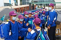 馬祖少棒隊16日搭船返馬,南北竿球員互相擊掌道別。(圖/文:楊凱棻)