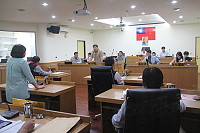 　南竿鄉代會第1天鄉政總質詢，代表們關切鄉內硬體設施相關養護和拆除作業權責應釐清，縣府負責部分須立即處理。（圖／文：吳嘉榮）