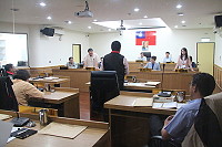　南竿鄉代會第2天鄉政總質詢，代表們關切工程委外廠商施工，造成公共設施損毀或周邊環境髒亂，應確實督促業者復原。（圖／文：吳嘉榮）
