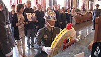 78年的等待,兩度金鐘獎編劇得主張龍光(中)與家族後輩赴忠烈祠祭祀抗戰陣亡外公李師謙。(圖:張龍光提供)
