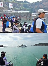 東引鄉公所在南澳港區舉辦釣魚比賽,有40餘位鄉親參加競技。(圖/文:陳其敏)