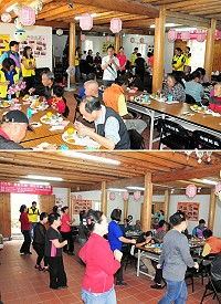 105年老人共餐活動19日上午在山隴社協工作坊溫馨登場,縣長劉增應肯定這樣的活動鼓勵老人參與社區,呈現高齡友善氛圍。社區媽媽們特別來個餐前舞蹈娛親,大跳「癡情玫瑰花」,熱情洋溢。(圖/文:曹重偉)