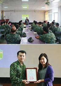 (上圖)李老師以精彩課程來強化自傷防治觀念。(下圖)政戰主任致贈李老師感謝狀。(圖/文:吳誌益)