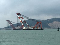 　地方重大建設若能引進大陸機具工材，將可節省近三分之一營造成本，圖為福平公鐵大橋施工吊船，海上最大吊舉能力超過3000噸。（圖／文：陳鵬雄）