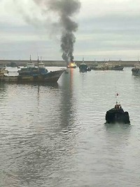 一艘馬祖籍漁船昨天上午七時左右在大陸黃岐港內發生火燒船意外。(圖:漁民提供)