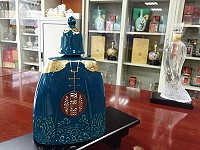 　馬祖酒廠與大陸中國郵政供應商廈門陸島旅遊投資公司合作，推向大陸市場「成功曲（麴）」（左）、「媽祖頌」（右）初步包裝設計。（圖：新華社）（警語：喝酒過量，有礙健康）
