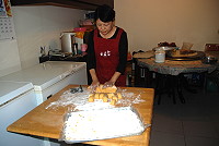 　馬啡祖茶館燒仙草熱銷中，食材新鮮真材實料，老闆姚懿推薦鄉親冬天來一碗暖心又暖身的手工地瓜圓燒仙草。（圖／文：楊凱棻）