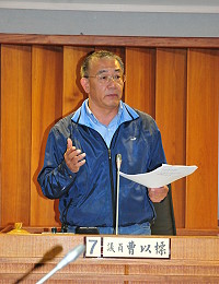 　議員曹以標進行質詢。（圖／文：曹重偉）