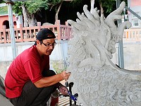 旅居大陸多年的馬祖藝術家陳益輝,10月開始以閩東廟宇古法修復鐵板天后宮屋頂龍吻脊雕塑。(圖:王建華提供)