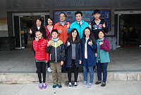 　由馬祖高中校長陳天賜領軍，率領馬祖高中及東引國小學生參加第32屆福州市青少年科技創新大賽複賽，教育局長陳冠人及課長邱桂惠特別前往碼頭為師生加油。（圖／文：楊凱棻）