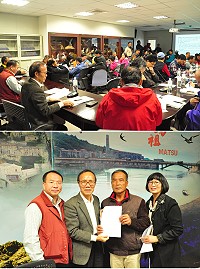 針對是否放寬雇用大陸漁工船距岸50公尺外作業,漁業署、連江縣政府昨日舉行政策協調會;區漁會理事長劉鴻君向漁業署長陳添壽遞交陳情書,表達反對意見。(圖/文:馮紹夫)