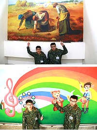 上圖:構圖來自於尚-法蘭索瓦.米勒的著名作品「拾穗」。下圖: 一兵張明祥(圖左)、二兵許智堯開心與自己作品合影。(圖/文:吳誌益)