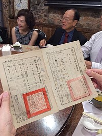 老醫師陳光耀(圖中著黑色西裝)今年10月到馬祖,圖為派任馬祖野戰醫院醫官人令。(圖:本報編輯部)