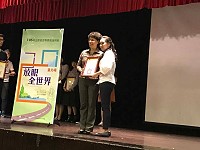 介壽附幼彩虹班老師劉韋君(右)參加教育部104年度補助大專校院選送優秀學生出國研修計畫撰寫心得報告獲選為佳作。(圖:介壽附幼提供)