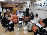 　立委陳雪生29日再次邀請漁業署長陳添壽到立院，除表達反對放寬大陸漁工船近岸作業規定外，並提出有關縣府建議7件事項，應給予支持。（圖：立委陳雪生國會辦公室）