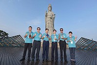 《民視異言堂》製作特輯介紹馬祖高粱酒,今年四川瀘州老窖監事會主席伍勤(右3)一行人訪馬交流,為兩岸白酒文化畫上新頁。(圖:文化局提供)