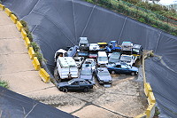 　千萬打造的北竿風山垃圾掩埋場完工以來沒用過，現在是廢棄車輛暫置場。（圖／文：陳鵬雄）