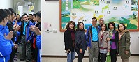 前馬防部指揮官莫又銘昨日搭機返台和志工媽媽們合影,軍民歡送擠滿現場。(圖:馬防部提供)