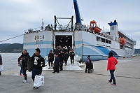 　「臺馬之星」艏門發生故障無法關上，昨日抵達南竿福澳港旅客、貨物改由船艉跳板上下船。（圖／文：馮紹夫）
