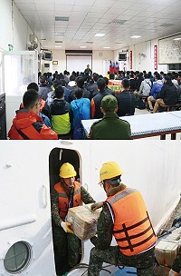 (上圖)休假官兵實施離營宣教。(下圖)官兵互助合作搬運補給品。(圖/文:謝佳熹)