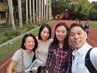 馬港旅台鄉親李梅大女兒林妤庭(右二),榮獲臺北市105學年度高中英文作文暨高國中英語演講比賽第一名佳績。(圖:李梅)