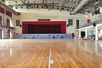 　馬祖高中校內體育館整修完成，全新木製地板比照專業運動場規格，連帶空調一併維修。（圖／文：馮紹夫）