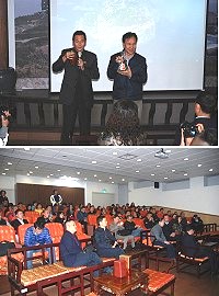 現場介紹贈送萬名陸客伴手禮馬祖高粱酒2款作業暨大陸福建、廣東、浙江、江西等4省旅遊協會及國際、海外旅遊公司組成馬祖踩線團啟動。(圖:楊凱棻)