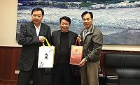 縣長劉增應、議長張永江致贈馬尾副區長伍南騰元尊陳高等紀念品,感謝元宵活動贈花燈及兩馬事務交流。(圖:楊凱棻)
