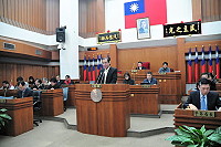 　縣議會進行審議本縣106年度地方總預算暨附屬單位預算案第二、三讀會，由聯席審查小組召集人副議長陳書建上台向大會報告審查結果。（圖／文：曹重偉）