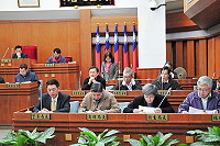　縣議會第6屆第4次定期大會昨天進行審議本縣105年第一次追加減預算案議程，先由主計室主任曹少玉報告第一次追加減預算總說明。（圖／文：曹重偉）