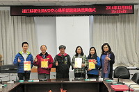 　配合觀光發展與營造安全環境，衛生局執行自動體外心臟電擊去顫器安心場所認證作業，結果有莒光遊客中心、交通部民用航空局南竿航空站、南竿遊客中心、北竿遊客中心、東引遊客中心5處通過認證，由局長謝春福頒發憑證。（圖／文：曹重偉）