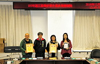 　衛生局續辦餐飲店衛生評核業務，分別由馬祖藍灣景觀餐廳獲得「優級」，拉亞漢堡馬祖南竿店獲得「良級」；局長謝春福頒發獎狀表揚及特別致贈廚師圍裙等作為鼓勵。（圖／文：曹重偉）