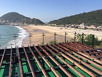 坂里37據點木造觀景平台即將完工,提供觀海景、賞浪潮的好去處。(圖/文:陳鵬雄)