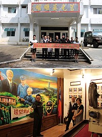 (上圖)眷屬與子弟合影留念。(圖/文:古鎮瑋);(下圖)處長呂中校(圖左)隊史館導覽。(圖/文:陳政宏)