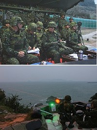 (上圖)楊指揮官操演現地指導;(下圖)萬和操演實施機槍射擊。(圖/文:范智傑、謝佳熹)