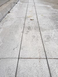 中華電信佈放光纖到府引上孔位所需,塘岐地區部分路面切割開挖。(圖/文:陳鵬雄)