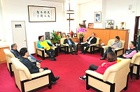 　縣議會定期大會議案審查議程，場中焦點是審查「南竿鄉介壽獅子市場整體補強計畫」經費3000萬元墊付案，議員認為翻修意義不大，而且海砂屋越久問題會更多，還請鄉長陳振國到會說明；經議長張永江會同議員、主管們協調後，終獲順利通過。（圖／文：曹重偉）