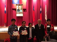 　2016年華夏徵文活動10日舉行頒獎典禮，中正國中8年級學生程貫倫（左）從國中組9百多件作品中脫穎而出，獲得全國第6名優選肯定。（圖：程元鋒提供）