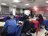 　本年度由縣府家庭教育中心主辦的最後一場精彩講座登場，希望建立地區婦女正確的上網觀念及預防掉入網路詐騙陷阱的觀念防治，讓參加民眾受益良多。（圖：教育局提供）
